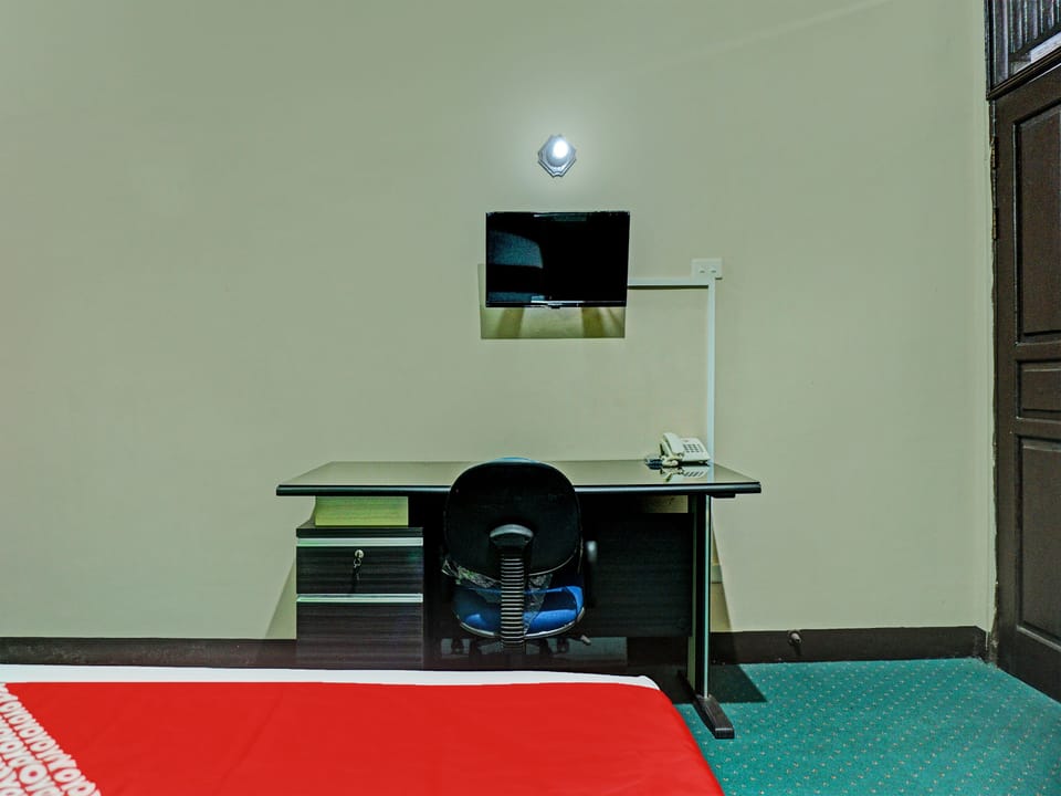 Deluxe Double Room | Desk, bed sheets