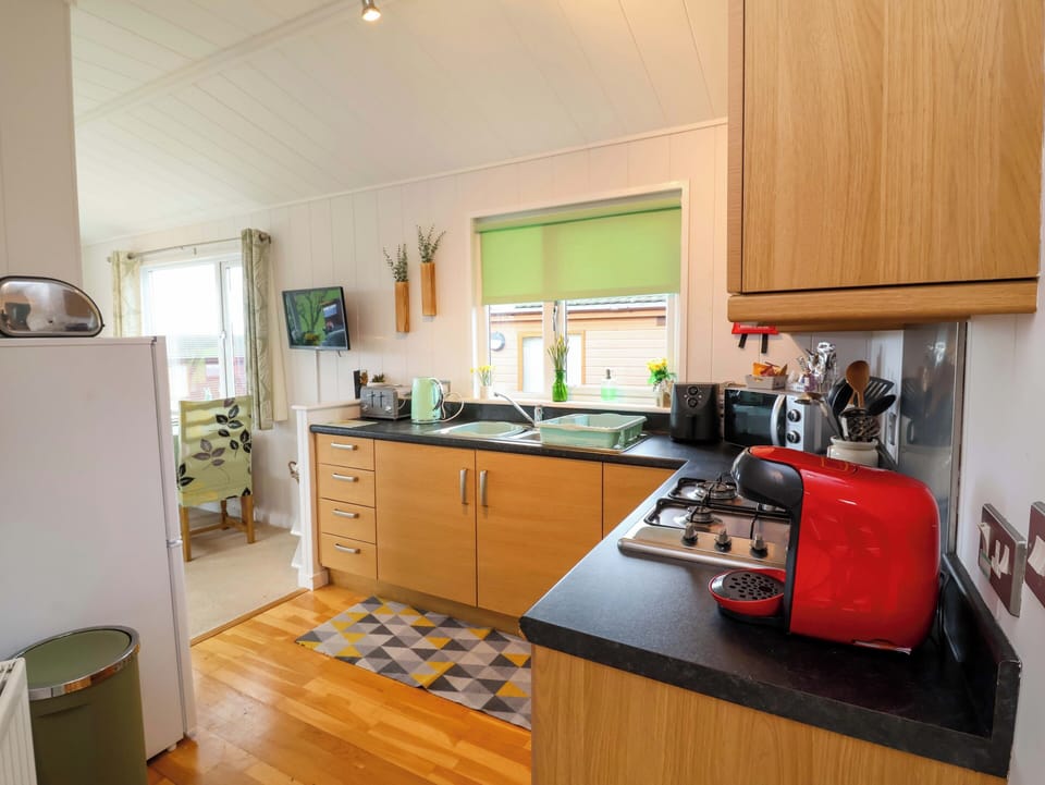 Cottage | Private kitchen | Fridge, electric kettle, toaster, cookware/dishes/utensils