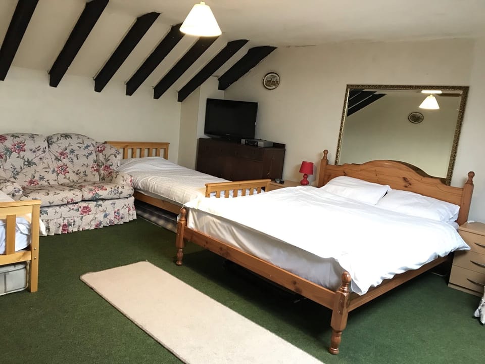 Cottage | 2 bedrooms, free WiFi, bed sheets