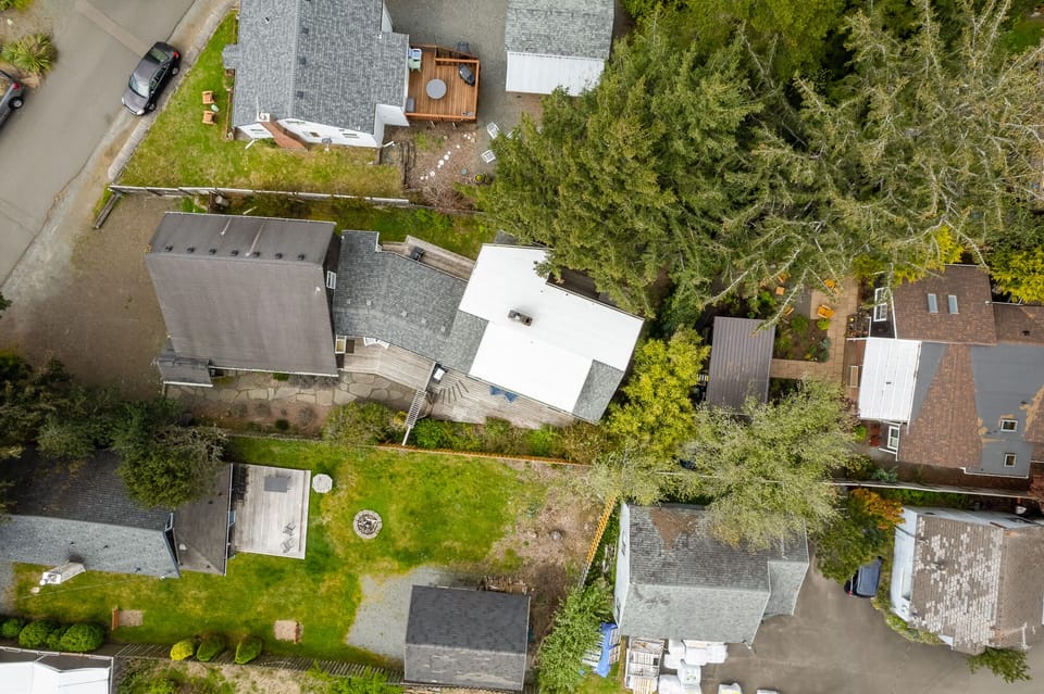 Only 2 short blocks to the beach and 1/2 block to Downtown