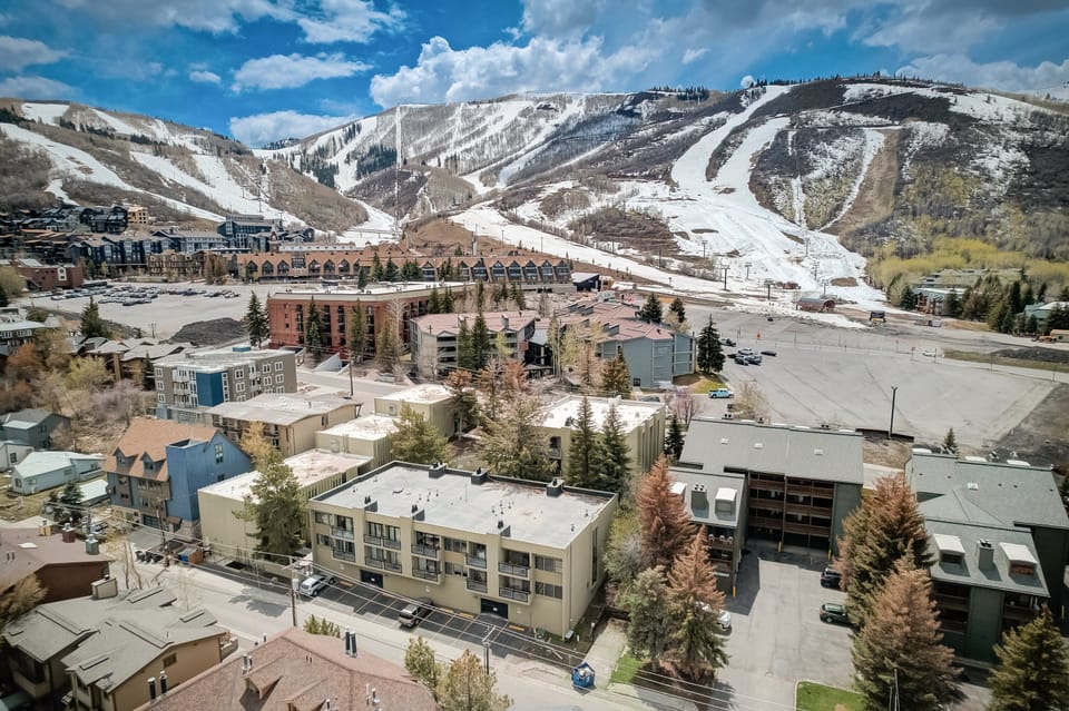 Aerial View / Distance to Slopes