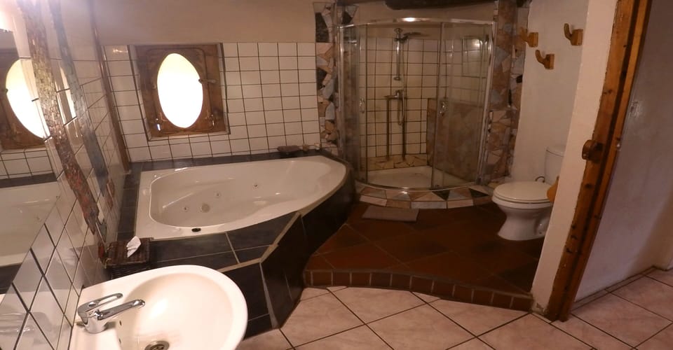 Mountain View Suite  | Bathroom | Separate tub and shower, jetted tub, free toiletries, hair dryer