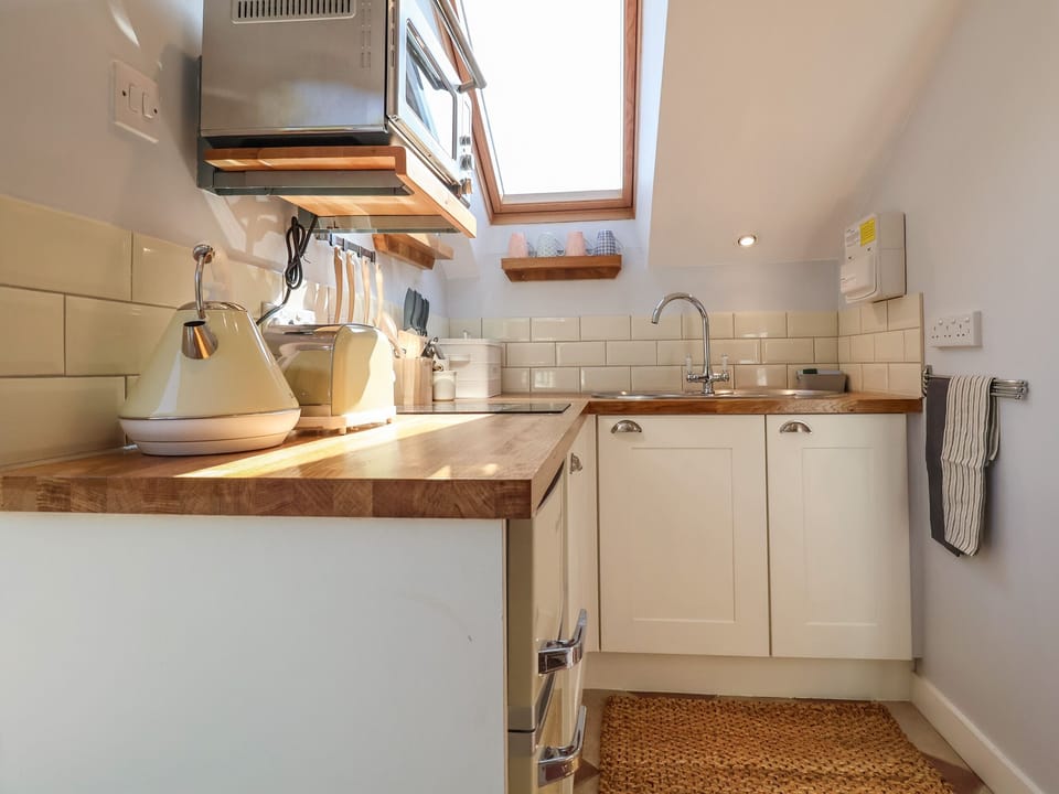 Fridge, cookware/dishes/utensils