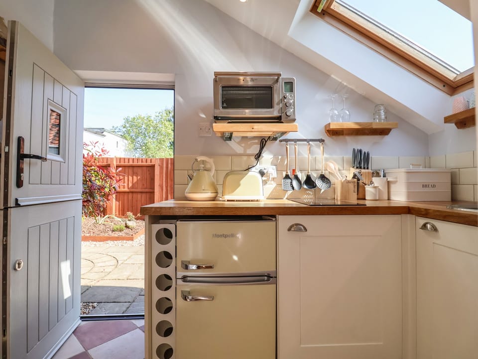 Fridge, cookware/dishes/utensils
