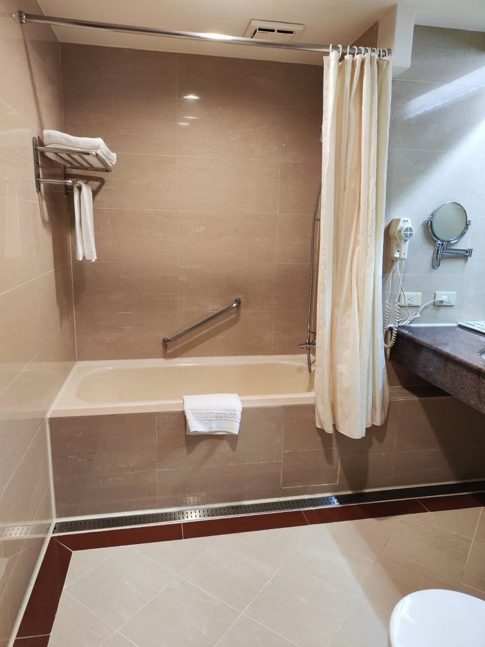 Deluxe Single Room, 1 Double Bed | Bathroom | Combined shower/tub, hair dryer, slippers, towels