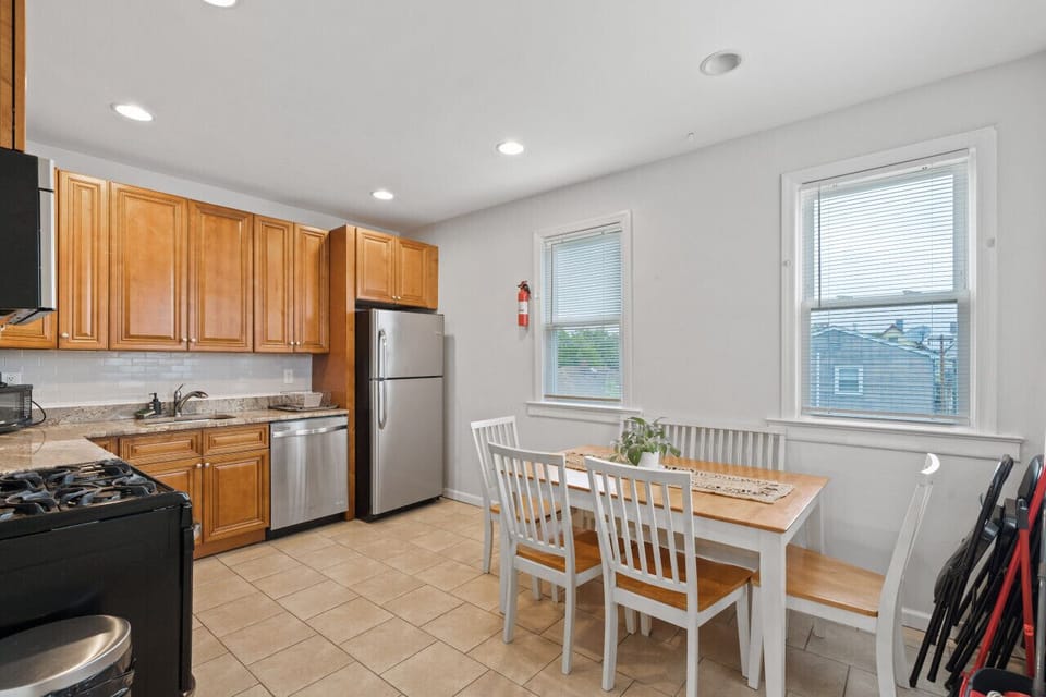 Kitchen & Dining