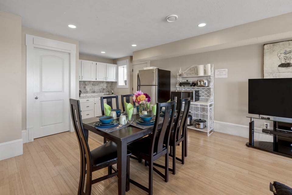 Dinning and kitchenette