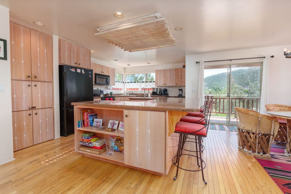 Kitchen with Island seating 