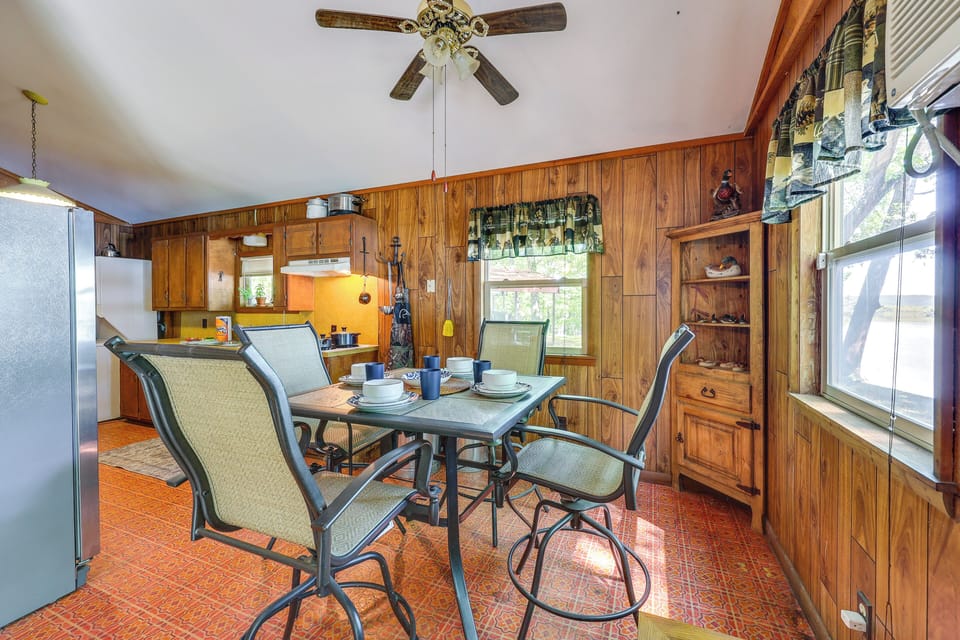 Kitchen & Dining