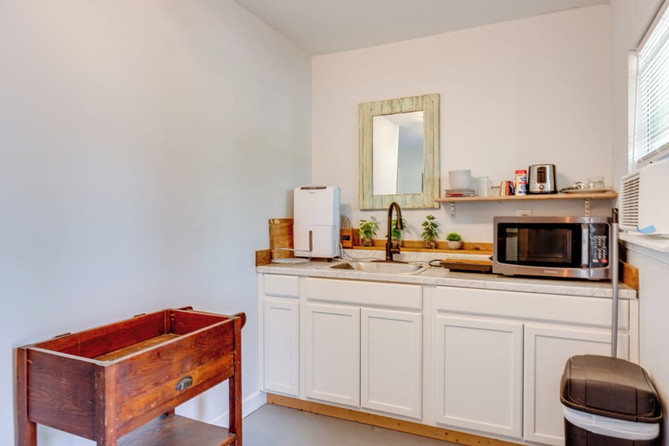 Kitchenette | Hot Plate | Toaster | Ground-Floor Unit