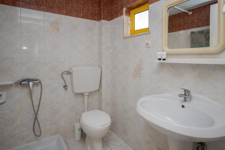 Shower, towels