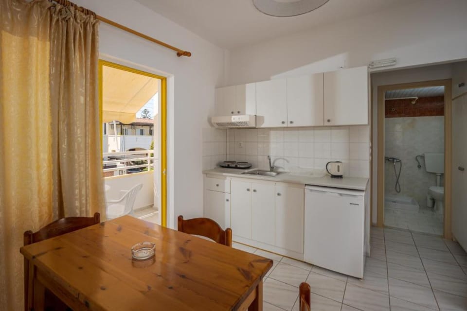 Fridge, stovetop, coffee/tea maker