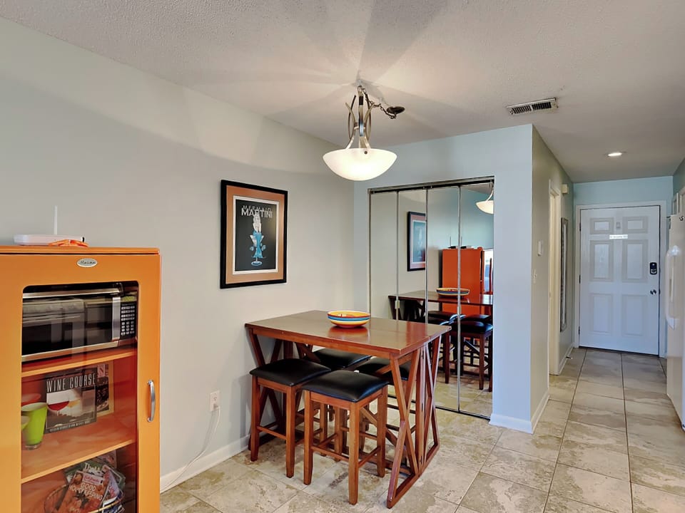 Condo, 1 Queen Bed with Sofa bed, Balcony (#2-204) | Dining