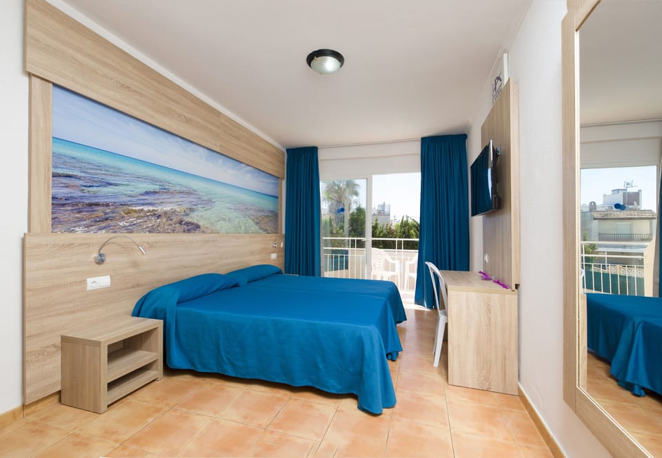 Superior Double Room, Balcony | Desk, laptop workspace, cribs (surcharge), WiFi (free)