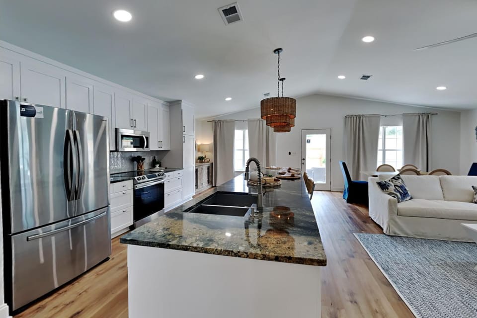 House, Multiple Beds, Pool Access, Pool View | Private kitchen | Fridge, microwave, oven, stovetop