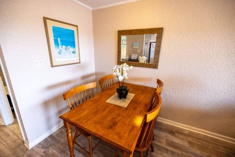 Dining area with seating for 4.