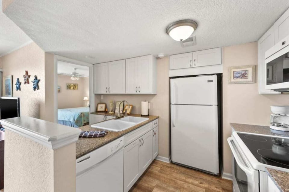 Fully furnished kitchen.