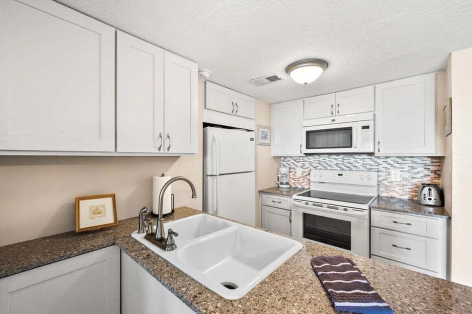 Fully furnished kitchen.