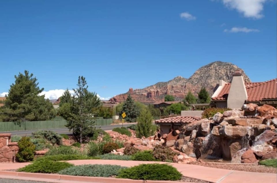 The entrance to the Nepenthe community with waterfalls on rocks.
