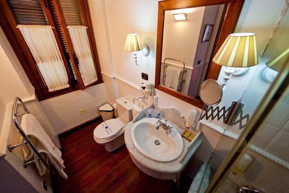 Combined shower/tub, hair dryer, towels