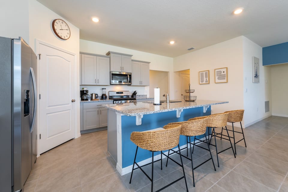 Breakfast bar with seating for 4