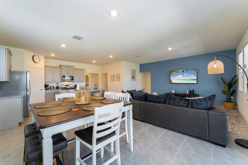 Dining room with seating for 6