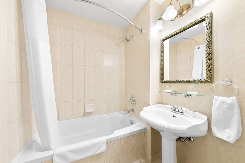 Standard Room, 1 Queen Bed, Non Smoking | Bathroom | Combined shower/tub, towels