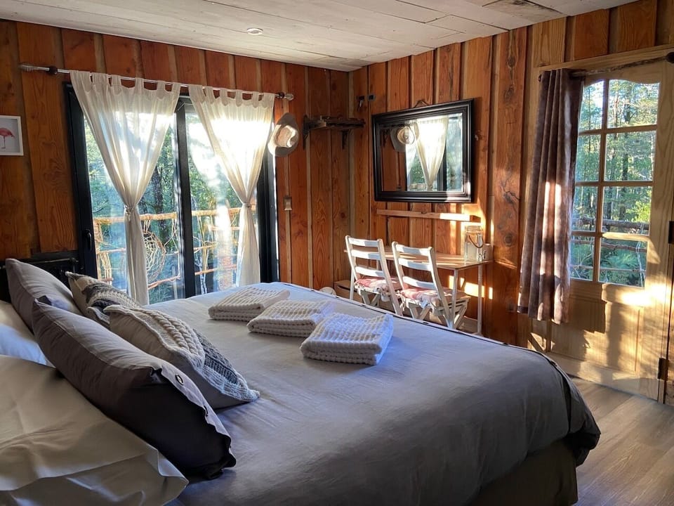 Design Triple Room | Individually decorated, iron/ironing board, free WiFi, bed sheets