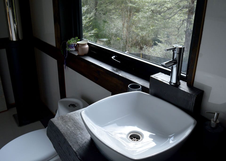 Deluxe Double Room | Bathroom | Hair dryer, towels, soap, shampoo