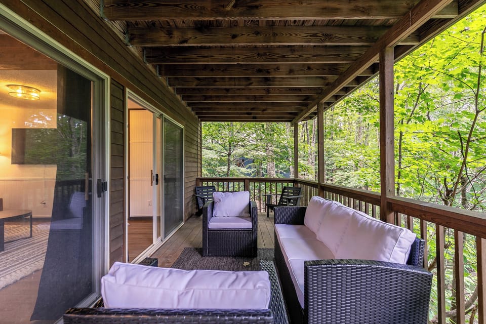 Settle into the covered deck at Chasing Birdies and let the trees do the talking. Your own private slice of Blue Ridge forest, right outside the door.