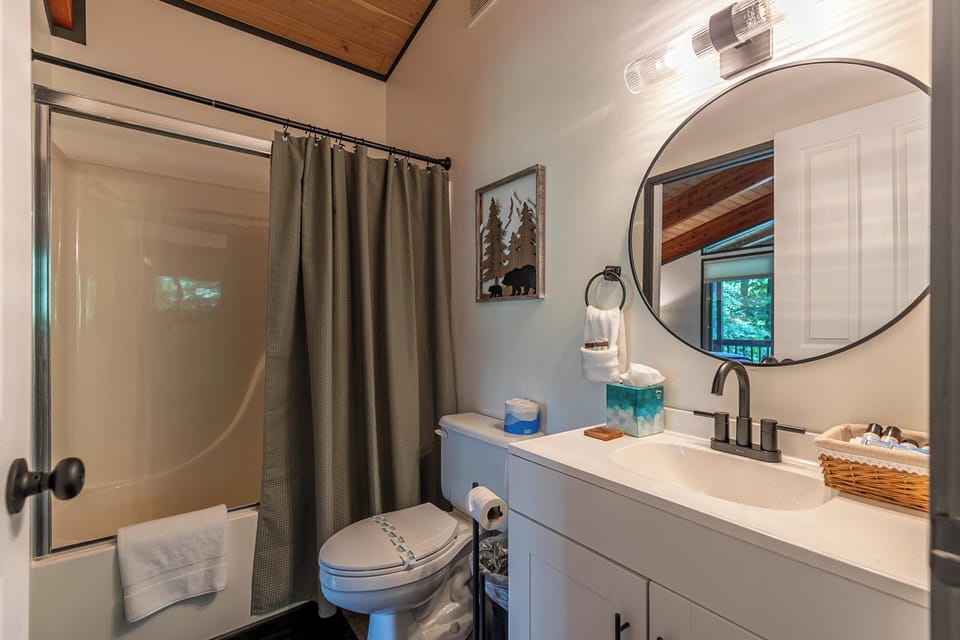 Fresh towels and mountain bear decor set a cozy cabin mood at Chasing Birdies in Beech Mountain.