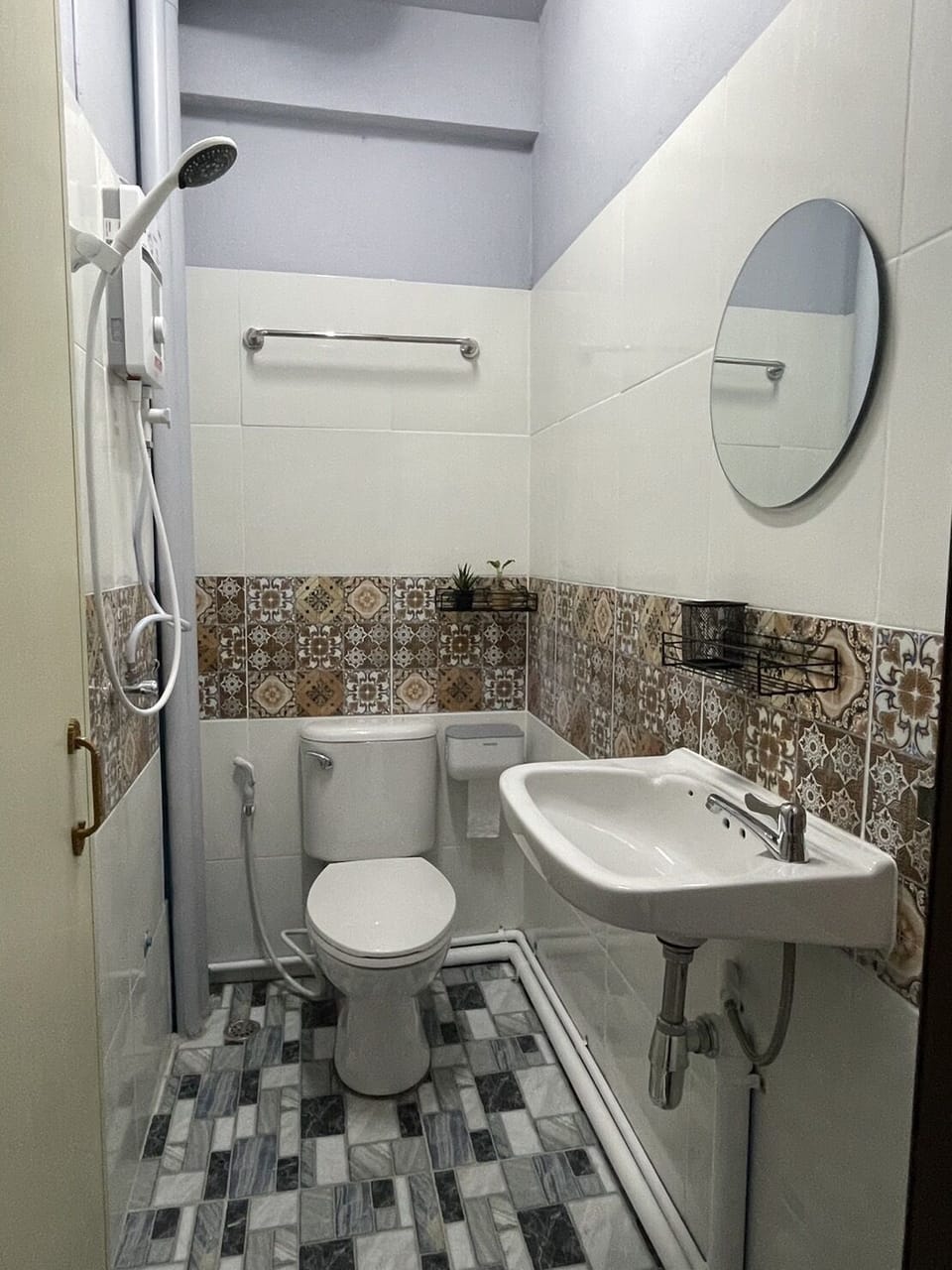 Shower, free toiletries, towels, soap