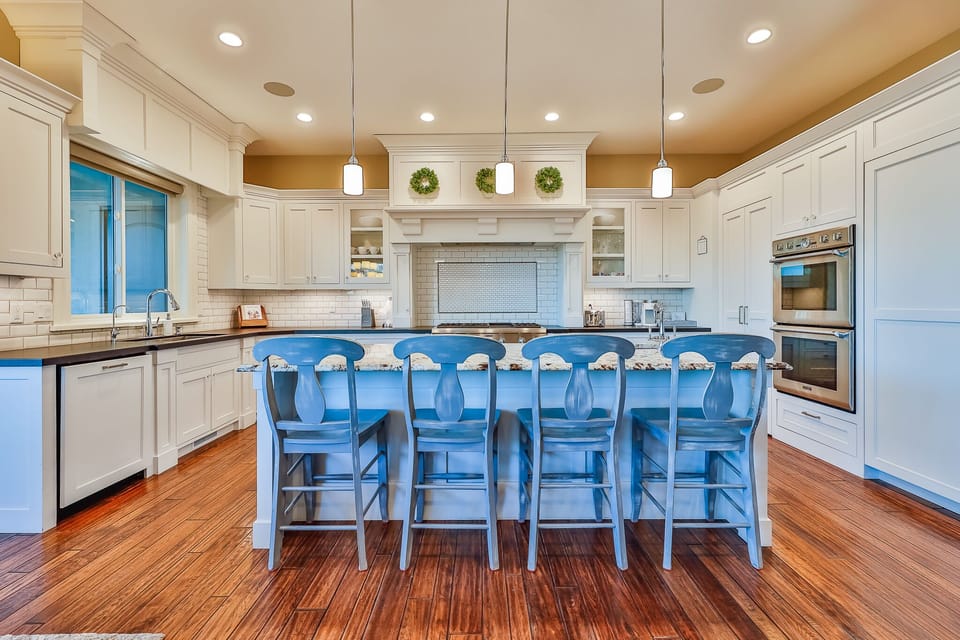 Breakfast Bar (Looking to Kitchen)