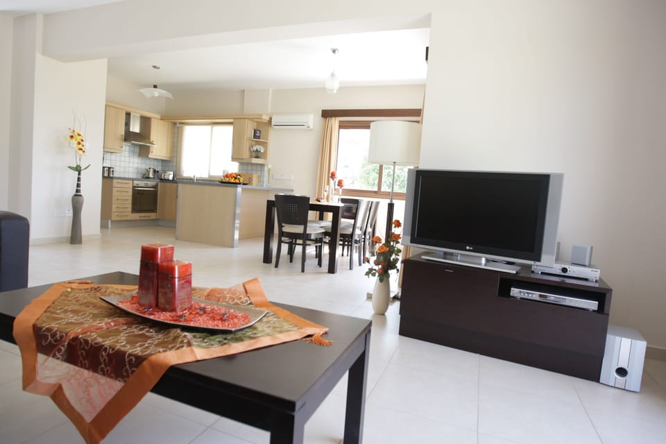 Villa, 3 Bedrooms, Private Pool, Garden View | Dining