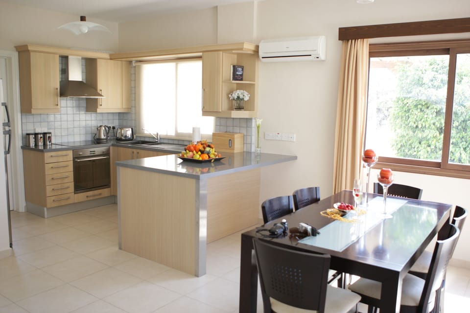 Villa, 3 Bedrooms, Private Pool, Garden View | Dining