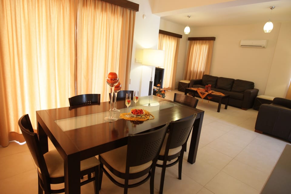 Villa, 3 Bedrooms, Private Pool, Garden View | Dining