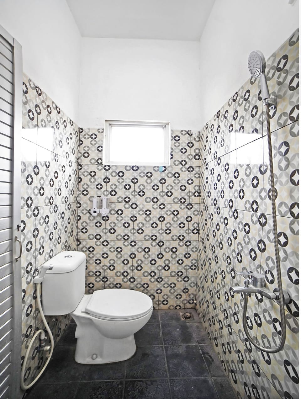 Double Room | Bathroom | Shower, towels, toilet paper