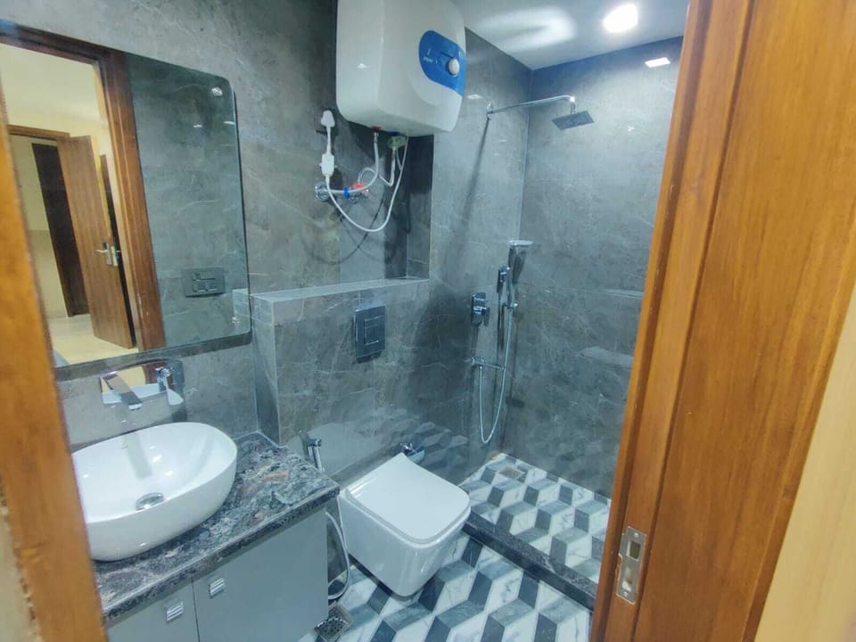 Premium Shared Dormitory, 2 Twin Beds, Non Smoking, City View | Bathroom | Shower, rainfall showerhead, towels