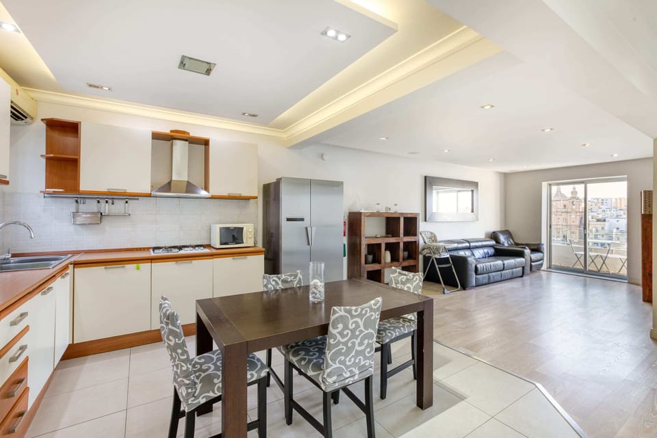 Basic Apartment, Multiple Beds | Private kitchen | Fridge, microwave, oven, stovetop