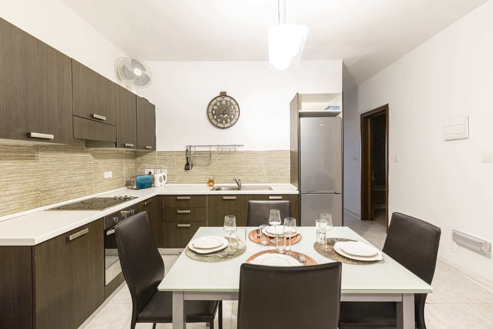 Basic Apartment, Multiple Beds | Dining