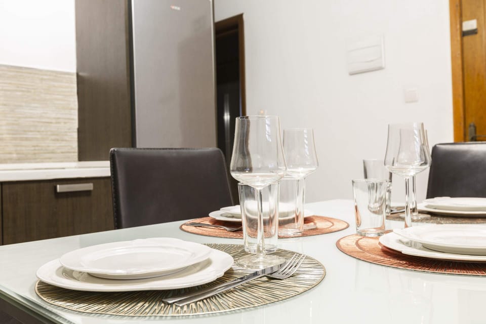 Basic Apartment, Multiple Beds | Dining