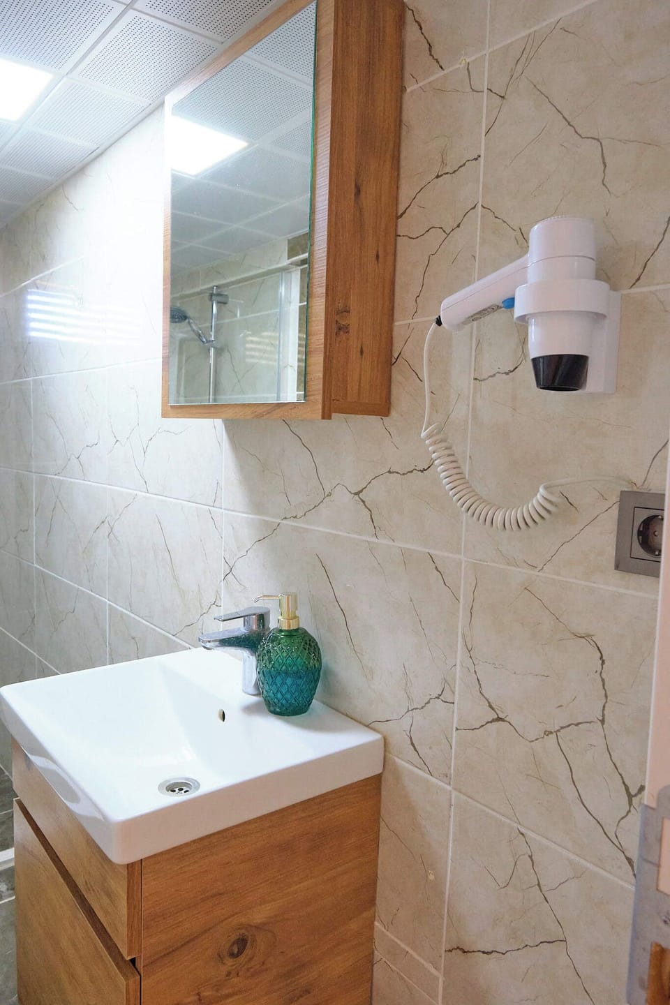 Deluxe Triple Room | Bathroom | Shower, free toiletries, hair dryer, slippers