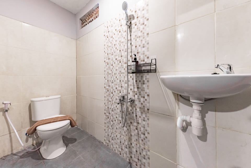 Deluxe Double Room | Bathroom | Shower, towels