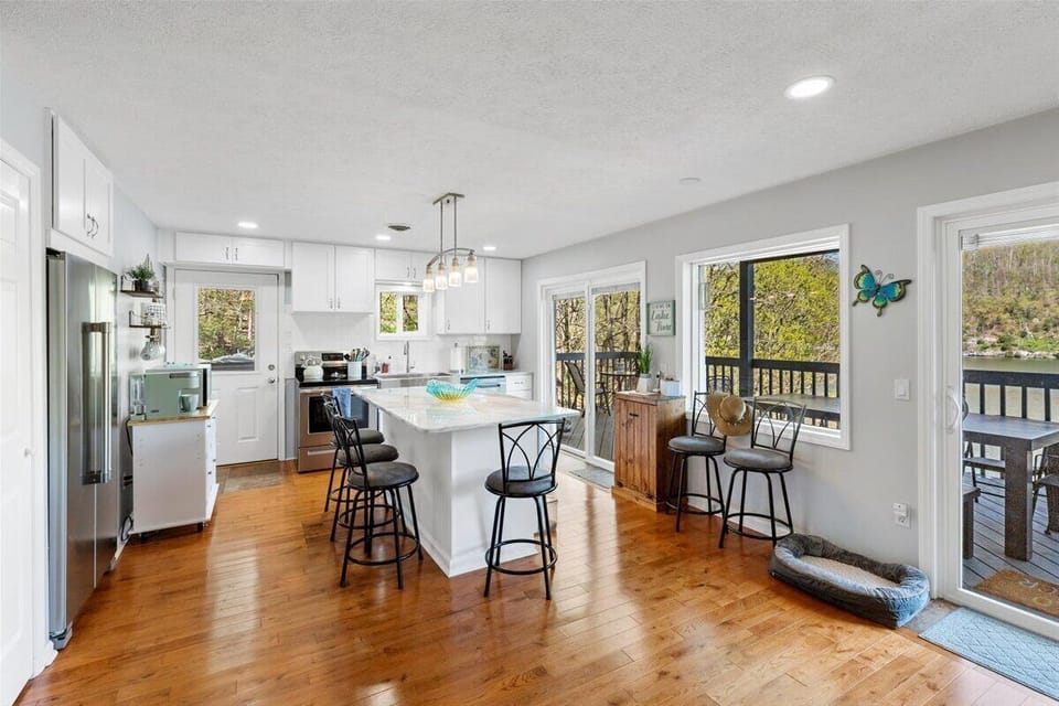 Large kitchen equipped with everything you need. 