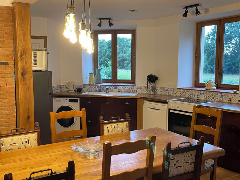 Fully equipped kitchen, dishwasher, washing machine, induction hob, microwave 