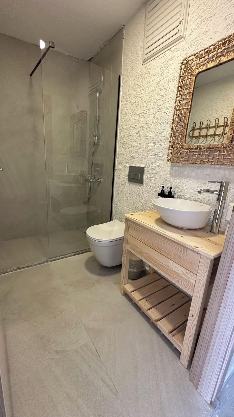 Standard Room | Bathroom | Shower, hair dryer, slippers, towels