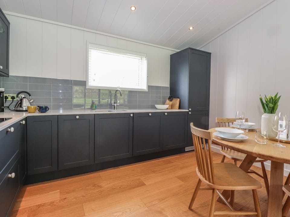 Cottage | Private kitchen | Fridge, dishwasher, electric kettle, toaster