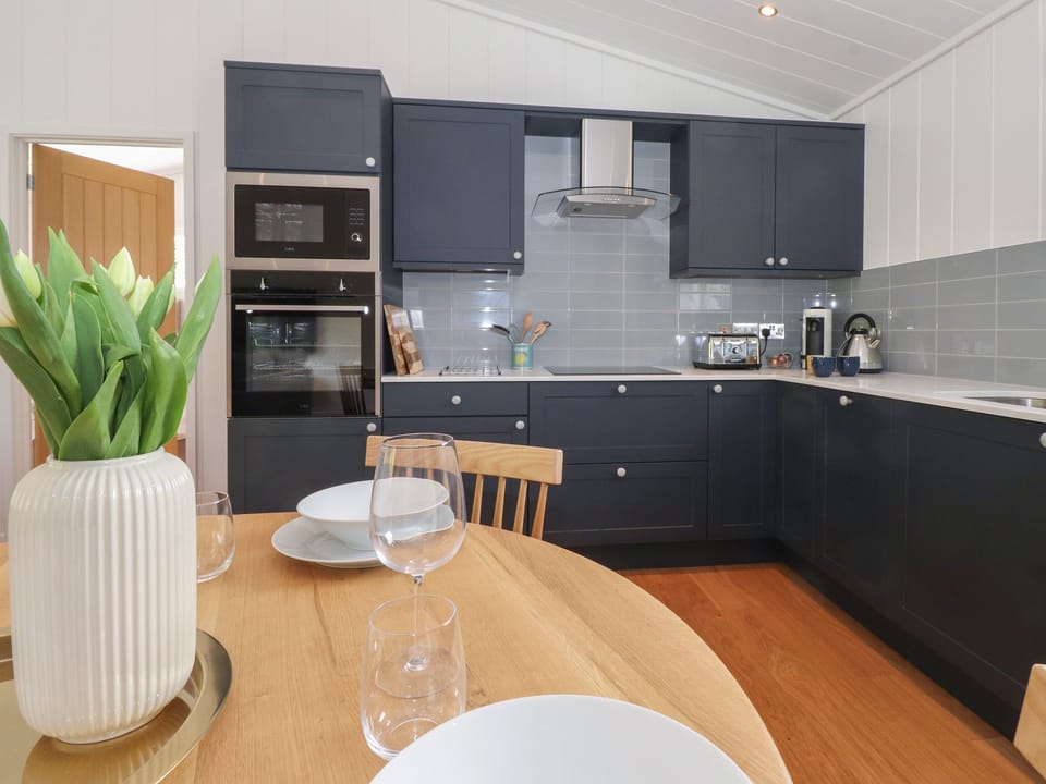 Cottage | Private kitchen | Fridge, dishwasher, electric kettle, toaster