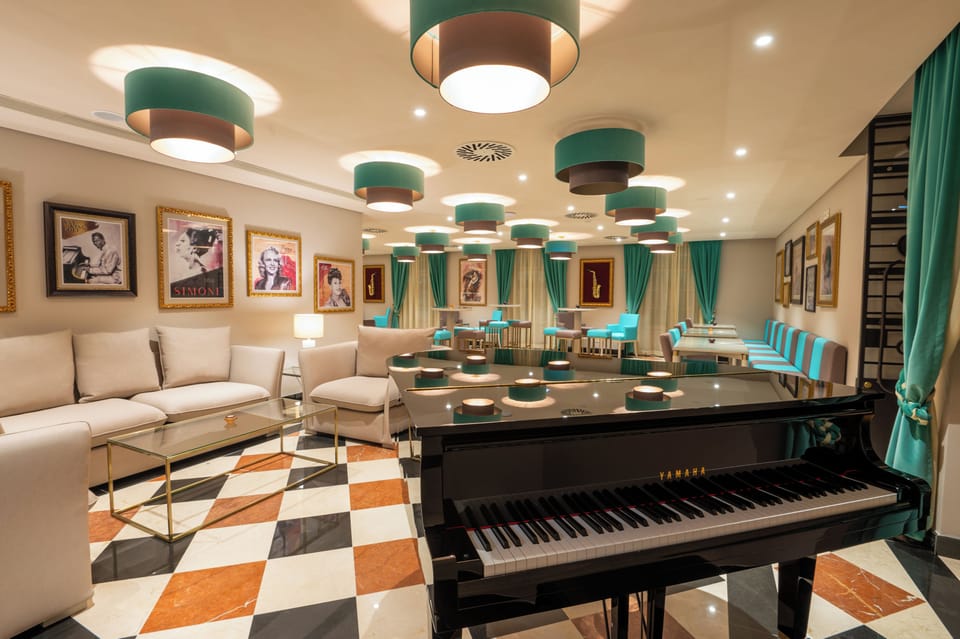 2 bars/lounges, poolside bar