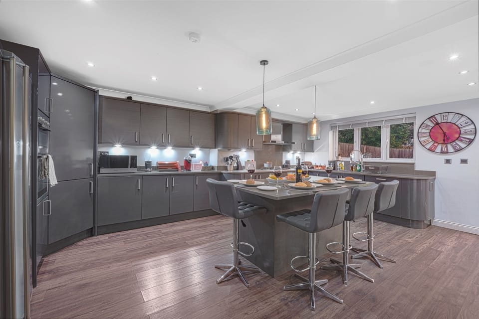 [Kitchen with Breakfast bar]